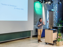 Simuliert - und amüsiert das Publikum mit der 3D-Rekonstruktion von Rektor Ludwig Hilmer: Forensiker Prof. Dirk Labudde