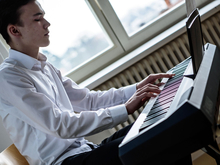 Christian Lehmann, Talent der Musikschule Mittweida, begleitet am Klavier.