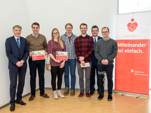 Nicht alle Gewinner konnten kommen: Prorektor Volker Tolkmitt (l.) hier mit einem Vertreter des Mittweidaer Teams SEC, Nicolai Griestock (2.v.l.), dem kompletten Team &gt;Frauenhaus Kleinschirma&lt; von der TU Freiberg und Sparkassenvorstand Holger Nerlich (2.v.r.).