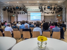 Prominenter und kompetenter Festredner: Gabin Kouévi Ananou, ehemaliger Botschafter der Republik Togo und heute Koordinator der Klimakompetenzzentren in Afrika beim Deutschen Zentrum für Luft- und Raumfahrt (DLR). 