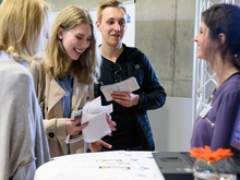 Auskunftstfreudig: Gina (2.v.l.) bekommt Antworten auf Fragen zu den Themen BAföG und Wohnen beim Studentenwerk.