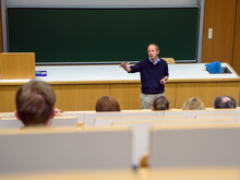 ... jetzt schon im Hörsaal zum Thema &gt;Faszination Biotechnologie&lt;: Prof. Röbbe Wünschiers von der Fakultät Angewandte Computer- und Biowissenschaften.