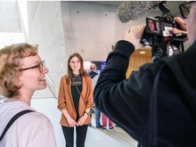 Medien zum Zuschauen und Zuhören: Joelina aus Chemnitz (Mitte) interessiert sich für den Studiengang Medienmanagement und steht ihren zukünftigen Kommilitonen schon einmal Rede und Antwort.