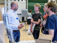 Burkhard (Mitte) ist mit seinen Eltern aus Thüringen gekommen und informiert sich bei Prof. René Ufer von der Fakultät Ingenieurwissenschaften über den Studiengang Maschinenbau.