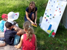 Mathematik geht spielend leicht. Studentin Katrin Sophie Bohnsack mit einer Gruppe von Vorschul-Kids aus der Kita Auenzwerge. (Foto: Dr. Marika Kaden) 