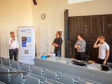 In der Start-up-Session begrüßt Prof. Dr. Ittner die Gründer der BlockAxs GmbH Fabian Pohl, Marcel Horndasch und Dominik Müller. Sie stellen das BlockAxs Smart Access Protocol vor, eine plattformübergreifende Lösung für ein dezentrales Rechte- und Rollenmanagement.