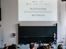 Konkrete Blockchain-Anwendungen vor der Haustür: Prof. Dr. Alexander Knauer (BCCM) stellt das Innovationsprojekt &gt;&gt;Blockchain-Schaufensterregion Mittweida&lt;&lt; vor.