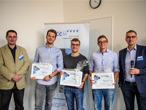 Schöne Preise für gute Ideen: Preisgeldstifter Steffen Kux (Slock.it) (l.) und BCCM-Leiter Prof. Dr. Andreas Ittner (r.) mit den Siegern des Blockchain-Ideenwettbwerbs Tobias Perenthaler, Philipp Richter und Leon Langhans (v.l.).