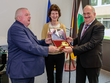 Erster Schlüsselmoment: Volker Kylau (SMF) reicht den Schlüssel an Wissenschaftsministerin Dr. Eva-Maria Stange, und diese ihn unmittelbar an Hochschchulrektor Prof. Dr. Ludwig Hilmer weiter. 