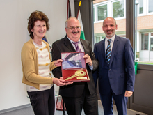 Zweiter Schlüsselmoment: Der Dekan der Fakultät Ingenieurwissenschaften Prof. Dr. Ing. Jörg Matthes (r.) ist der Hausherr des Neubaus.