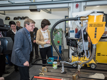 Demonstration im neuen Schweißlabor von Prof. Dr. Peter Hübner für unter anderen Landtagsabgeordnete Iris Firmenich (l.) und Staatsministerin Dr. Eva-Maria Stange