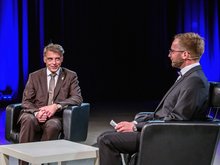 Prof. Volker Tolkmitt, Prorektor Bildung (l.), macht es im Gespräch mit Moderator Markus Drowatzky spannend.