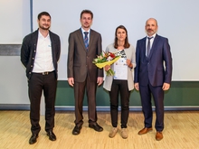 Stefanie Winkler (3.v.l.) erhielt für ihre Abschlussarbeit den Gerhard-Neumann-Preis. Robert Richter (Eberspächer GmbH Wilsdruff), Prof. Leif Golfhahn und Dekan Jörg Matthes (v.l.) freuen sich mit. 