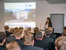 Jana Gaudich, Fachreferentin für Studienbegleitende Förderung an der Hochschule Mittweida, begrüßt die Gäste im Laserinstitut.