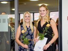 Freuen sich über die Auszeichnung: Stipendiatin Anne Winkler und Emelie Schmidt (v.l.).