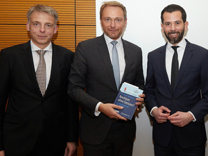 Prof. Dr. Volker Tolkmitt (l.) und Prof. Dr. Martin Pätzold (r.) verfassten das von Christian Lindner vorgestellte Buch gemeinsam.