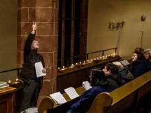 Stolz und froh: Professor Christian Schulz von der Fakultät Ingenieurwissenschaften erläutert Details der kürzlich abgeschlossenen Renovierung der Orgel. 