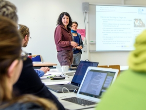 Forschen im Projekt InnoLAWI zu innovativen Erwerbskombinationen für Menschen mit Behinderungen in landwirtschaftlichen Unternehmen: Heike Delling, Hochschule Mittweida (r.), mit Projektpartnerin Rebecca Kleinheitz vom Netzwerk alma (l.).