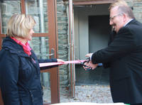 Sylvia Bäßler und Prof. Ludwig Hilmer eröffnen das neue Campusbüro.