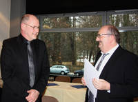 Prof. Ludwig Hilmer überreicht die silberne Ehrennadel an Prof. Michael Hösel.