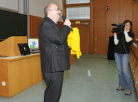 Rektor Ludwig Hilmer begrüßt die Kinder zur Vorlesung und muss zugeben, dass ihm das KinderUni-Shirt nicht passt.