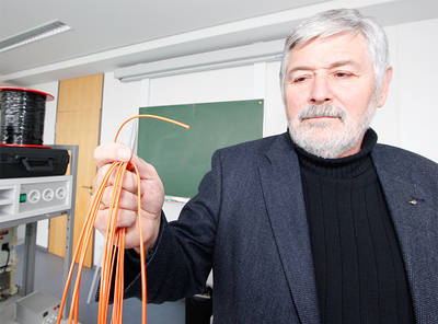 Prof. Dr.-Ing. habil. Heinz Döring zeigt den für SnowFox verwendeten Lichtwellenleiter