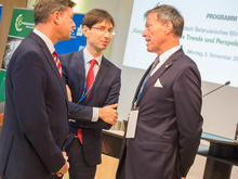 Prof. Dr. Andreas Schmalfuß, Dekan der Fakultät Wirtschaftsingenieurwesen, begrüßte Botschafter Denis Sidorenko (M.) und Landtagspräsident Dr. Matthias Rösler.