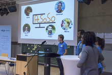 Das Gewinnerteam PeSoSo bei der Präsentation seiner Idee der KWApp.