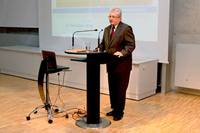 Prof. Dr. Lothar Otto, Rektor eröffnet die Buchpräsentation