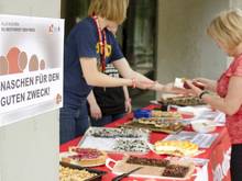 Am DKMS-Kuchenbasar verkauften die Studenten Selbstgebackenes und nahmen damit Spenden ein.