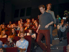 Von ihnen haben es gleich zwei Filme auf die Leinwand geschafft: Cornelius Otto und Maximilian Fürstenberg (v.l.) treten den Weg zur Bühne an.