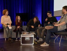 Machten in ihrem Portrait das Wohnzimmer zum Skatepark: Sabrina Kreim, Marco Bernhardt und Jan Eichhorst (v.l.) auf der Couch bei Rika Fleck und Christof Amrhein.