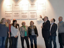 Vor der Enthüllung der Gedenktafel: Spannung bei den Anwesenden. Karoline Pernt, Eva Martínez Gámez, Dr. Marion Stascheit, Kanzlerin Sylvia Bäßler, Rektor Ludwig Hilmer, Professor André Schneider und Klaus Mehnert (v.l.)