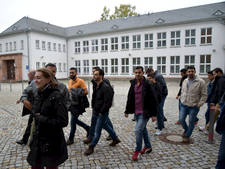 Die Hochschule holt ihre Gäste ab und begleitet sie auf den Campus.