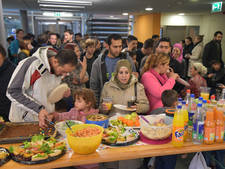 Das Buffet mit Speisen verschiedener Kulturen kommt bei allen Anwesenden gut an.