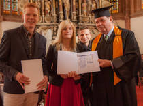 Erster Platz und 1000 Euro beim Herbert-E.-Graus-Preis: Jan Schulze, Bianca Emmert, Philipp Rappsilber mit dem Stifter Professor Herbert E. Graus (Foto: Andreas Hiekel) 