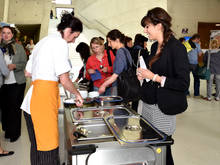 Am Stand des Studentwerks Freiberg kommen Besucher in den Genuss von Bandnudeln mit Curry-Frischkäse-Soße.