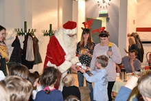 Der Weihnachtsmann überreicht jedem Kind persönlich eine kleine Überraschung. Linda Meyer und Melanie Kliger assistieren in weihnachtlicher Verkleidung