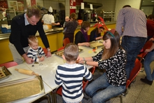 Linda Meyer leitet die Kinder in der Weihnachtsbäckerei an