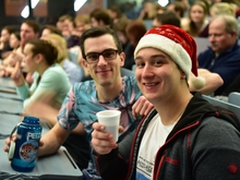 Die Biotechnologiestudenten Nils Schön und Joe Fischer (v.l.) freuen sich jedes Jahr auf die Nobelpreisvorlesung.