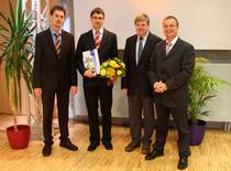 Bild 2: (v. l.) Juryvorsitzender Prof. Dr.-Ing. Leif Goldhahn, Preisträger M. Eng. Marcel Selent, Betreuer Prof. Dr.-Ing. Peter Hübner, Dekan Prof. Dr.-Ing. Uwe Mahn