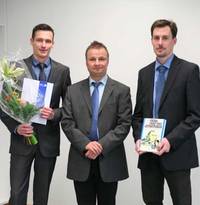 Bild: (v. l.) Stipendiat Marcus Schulze mit Dekan Prof. Mahn und Prof. Goldhahn