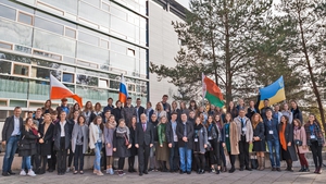 Fröhlicher internationaler Campus mit Studierenden aus fünf Ländern und Rektor Ludwig Hilmer (Mitte)