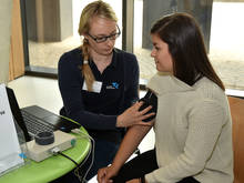 Studentin Anja Posselt lässt von der Techniker Krankenkasse eine Infarot-Körperfettanalyse durchführen.