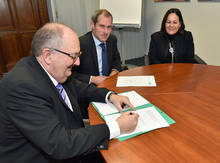 Rektor Ludwig Hilmer (links) unterzeichnet das Collaboration Agreement. Prof. Fran Weidermann und Ingrid Doberenz-Peterson, Leiterin des Prorektortas für internationale Beziehungen, freuen sich auf weitere gemeinsame Promotionsvorhaben mit der schottischen Hochschule.