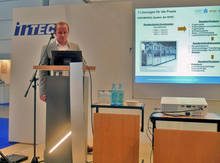 Dipl.-Wirt.-Ing. Robin Schulze (SITEC Industrietechnologie GmbH) beim ELMES-Fachvortrag im Ausstellerforum