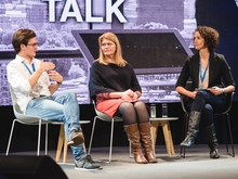 Die Welt zu Gast in Mittweida: Kriegsberichterstatter Philipp Breu, Pia Alanko von der Partnerhochschule im finnischen Turku mit Moderatorin Eva Lindner (v.l.) beim Medienforum Mittweida (Foto: Medienforum Mittweida)