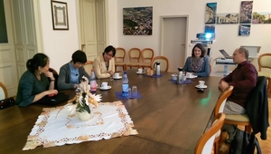 Fei Chen und Xianzheng Xu aus Changshu (2.u.3.v.l.) mit ihrer Übersetzerin (links) im Gespräch mit Dr. Julia Köhler, Leiterin des Prorektorats für Internationale Beziehungen, und Professor Alexander Lampe