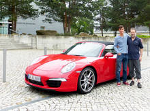 Sascha Saralajew M. Sc (links im Bild mit seinem Promotionsbetreuer Professor Thomas Villmann) ist Doktorand bei Porsche und forscht zusammen mit der Mittweidaer CI-Gruppe an der optimalen Steuerung für Autoscheinwerfer. Zum Workshop nach Mittweida kam er mit dem kompletten Auto.