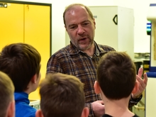 Wie die Mäuschen lauschen die Kinder Manfred Glätzner, der Spannendes aus der Lasertechnik erzählt.